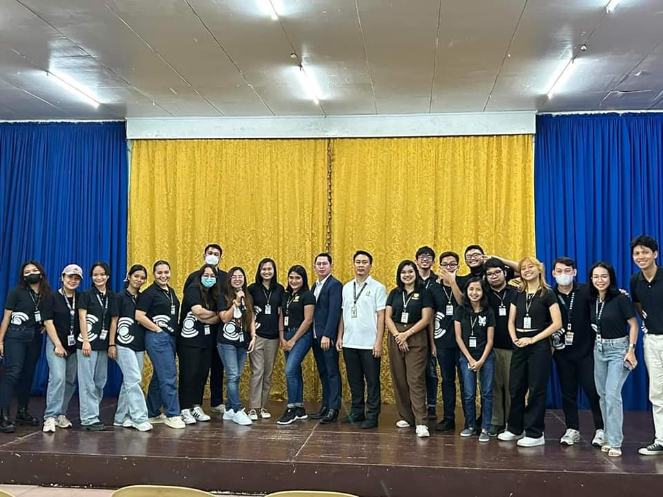 Participating comm students poses for a photo with the invited guests from Bombo Radyo Iloilo